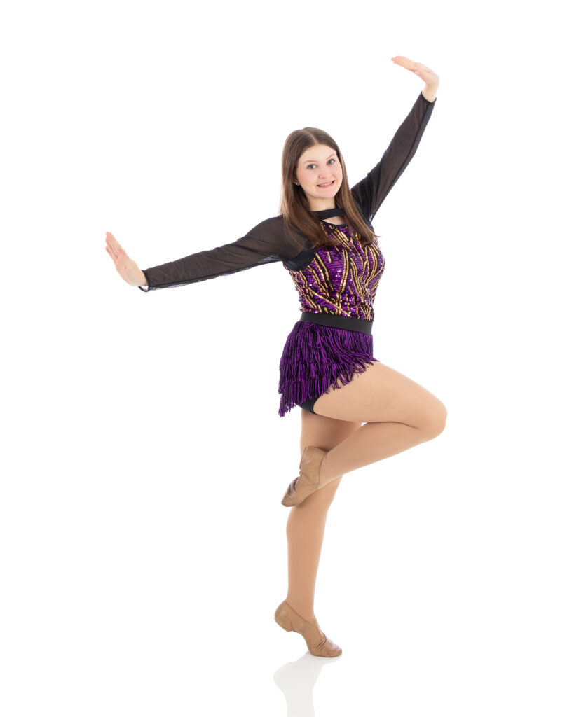 Jazz III - Passa releve Intermediate advanced jazz dancer doing a passa releve with strong arms and perfect placement.