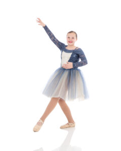 Ballet II - fondu arabesque devant Beginner intermediate level ballet dancer doing a fondu arabesque devant. She is working on her alignment, terminology and grace in ballet class at LA Dance Academy.